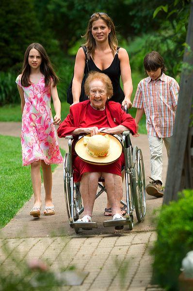 d2x_0480.jpg - Becky's going to get grandma there on time!